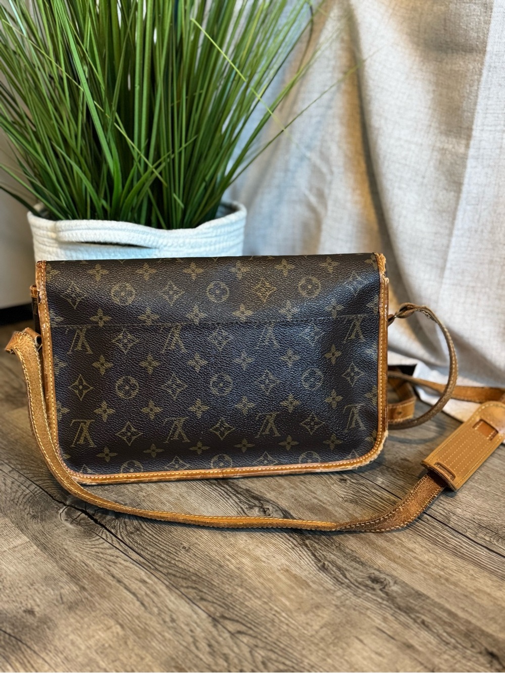 PRE-OWNED Louis Vuitton GIBECIERE MM MONOGRAM
SHOULDER BAG - Picture 6 of 7